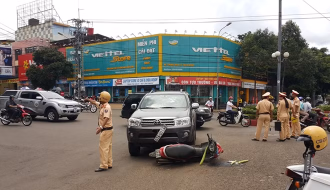 Lực lượng CSGT có mặt phân luồng và điều tra nguyên nhân vụ tai nạn.