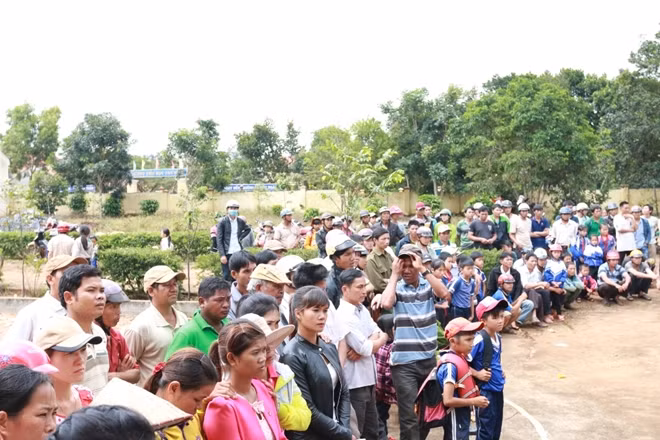 Đông đảo người dân đến tham dự phiên tòa.