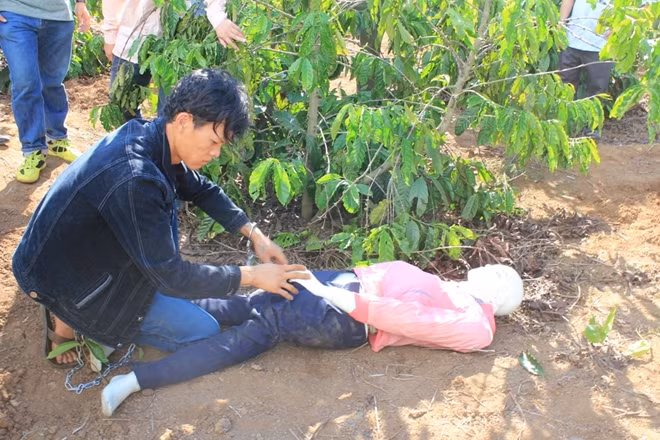 Đối tượng Nông Văn Phóng (ảnh trên) và Nông Văn Thực (ảnh dưới) tại hiện trường vụ án.