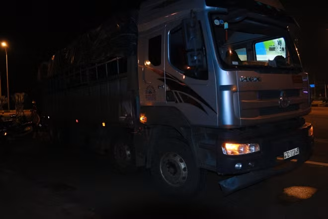 Chiếc xe tải gây tai nạn tại hiện trường.