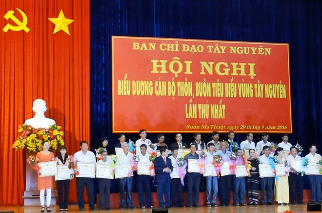Trao Bằng khen cho các cán bộ thôn, buôn vì có nhiều thành tích xuất sắc trong công tác.