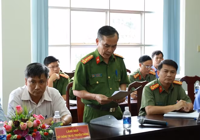 Đại tá Bùi Văn Khương, Trưởng phòng PC46 Công an tỉnh Đắk Nông công bố kết luận điều tra tại buổi họp báo.