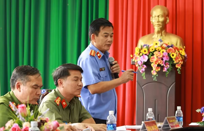 Đại diện Viện KSND tỉnh Đắk Nông thông tin thêm về vụ án tại buổi họp báo.