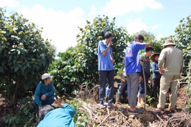 Hàng trăm người dân cùng các cơ quan chức năng đang tổ chức truy bắt nghi can.