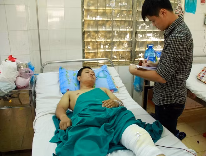 Thượng úy Nguyễn Trường Chinh đang được điều trị tại Bệnh viện Đa khoa tỉnh.