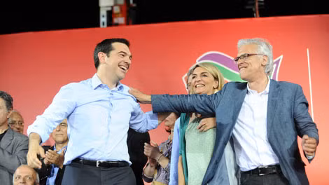 John Milios (phải) và Chủ tịch đảng Syriza Alexis Tsipras.