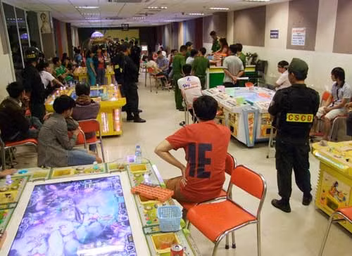 Bên trong tòa nhà là điểm game bắn cá với rất nhiều người tham gia.