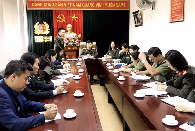 Các đại biểu dự cuộc họp.