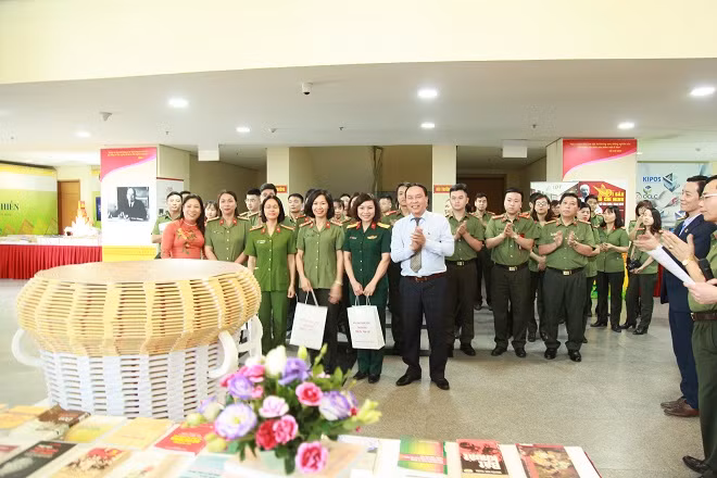 Đại diện các đơn vị tham gia triển lãm nhận quà.