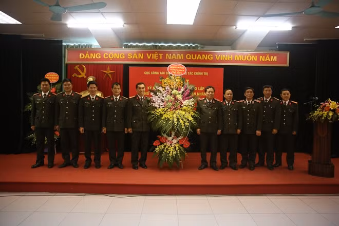 Lãnh đạo Cục Công tác Đảng và công tác chính trị tặng hoa chúc mừng Phòng TDTT.
