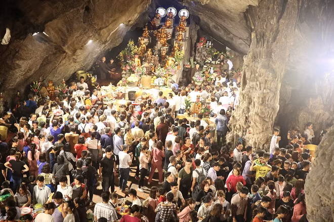 Động Hương Tích đã có hàng vạn lượt du khách đổ về ngay từ sáng sớm ngày 10-2. Động Hương Tích đã có hàng vạn lượt du khách đổ về ngay từ sáng sớm ngày 10-2.