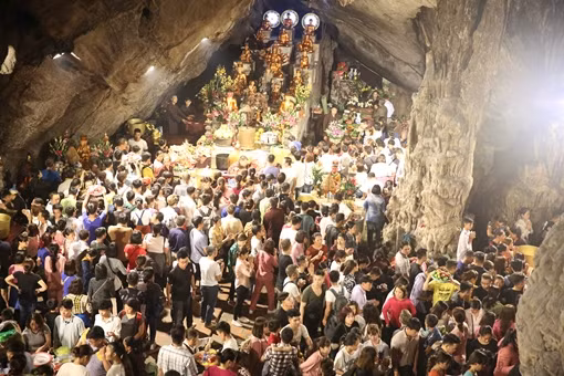 Chen chân Khai hội chùa Hương