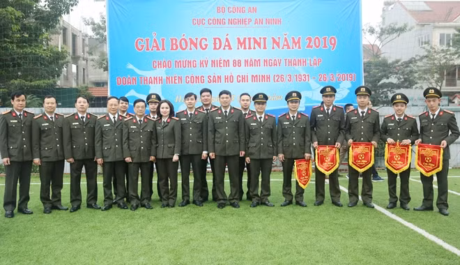 Lãnh đạo Cục Công nghiệp An ninh, các đại biểu chụp ảnh lưu niệm cùng đại diện các đội bóng tham dự giải.