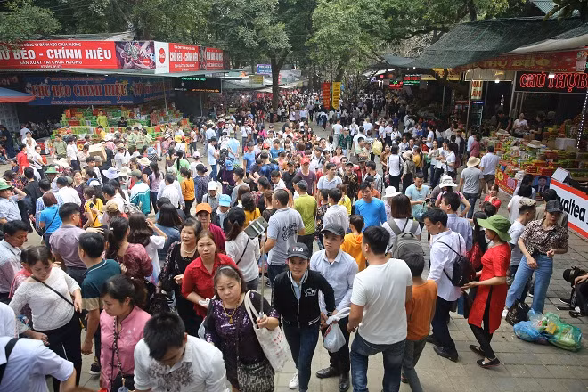 Người dân đổ về chùa Hương mỗi lúc một đông trong ngày khai hội. Người dân đổ về chùa Hương mỗi lúc một đông trong ngày khai hội.