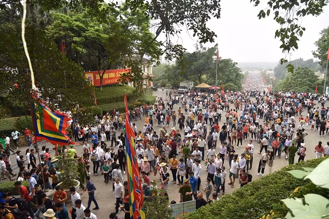 Đã có hàng vạn đồng bào về Giỗ Tổ Hùng Vương trong ngày 13-4.