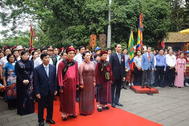 Chủ tịch Quốc hội Nguyễn Thị Kim Ngân và các đại biểu thực hành nghi thức trong lễ giỗ Tổ.