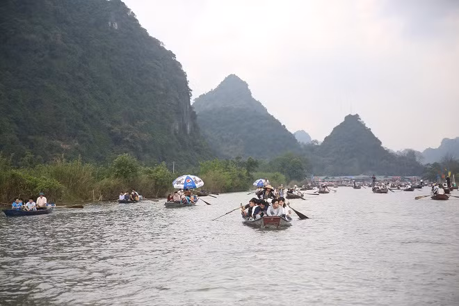 Suối Yến tấp nập thuyền đò chở khách. Suối Yến tấp nập thuyền đò chở khách.