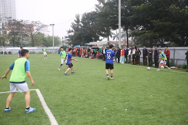 Ngay sau lễ khai mạc, các trận đấu đã diễn ra rất hấp dẫn với sự cổ vũ nhiệt tình của đông đảo CBCS các đơn vị.