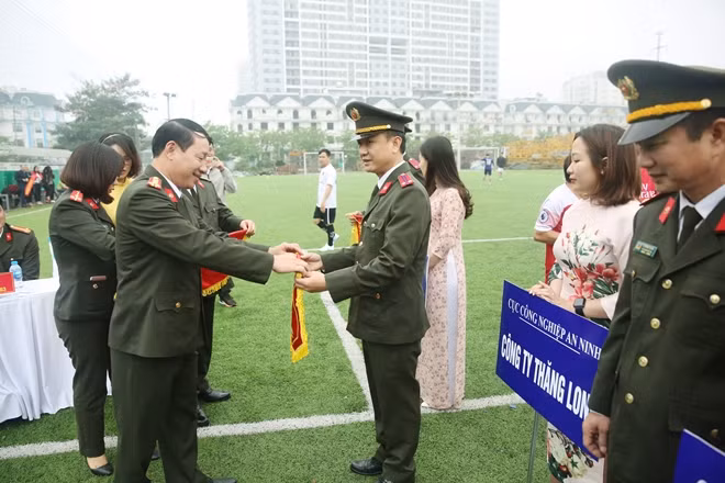 Lãnh đạo Cục Công nghiệp An ninh trao cờ lưu niệm cho các đội bóng tham dự giải.