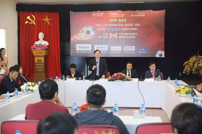 Ông Lê Xuân Sơn, Tổng biên tập báo Tiền Phong, đồng Trưởng Ban tổ chức phát biểu tại buổi họp báo.
