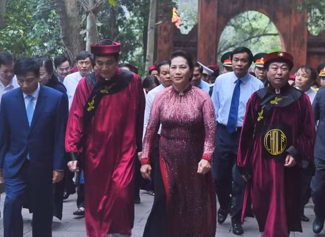 Chủ tịch Quốc hội Nguyễn Thị Kim Ngân tham dự đoàn rước.
