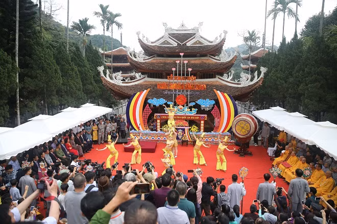 Lễ khai hội chùa Hương 2019 bắt đầu từ 9h sáng ngày 10-2. Lễ khai hội chùa Hương 2019 bắt đầu từ 9h sáng ngày 10-2.