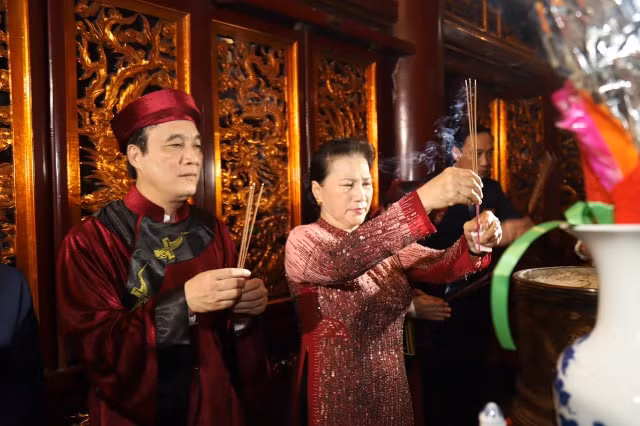 Chủ tịch Quốc hội Nguyễn Thị Kim Ngân dâng hương lễ Tổ.
