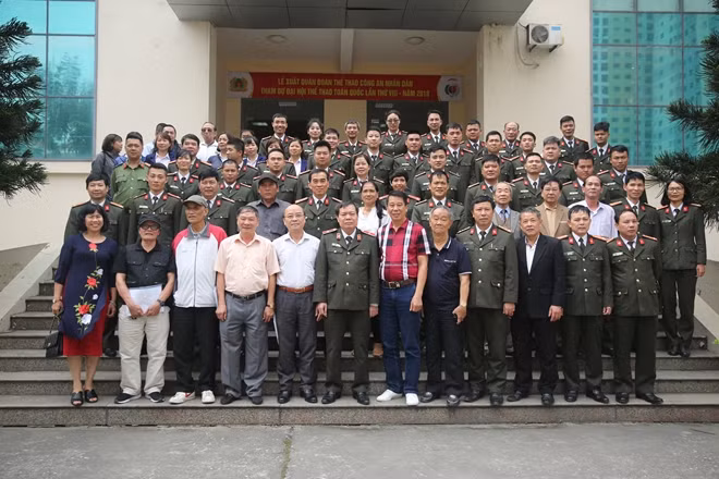 Lãnh đạo Cục Công tác Đảng và công tác chính trị chụp ảnh lưu niệm cùng lãnh đạo, cán bộ Phòng TDTT qua các thời kỳ.