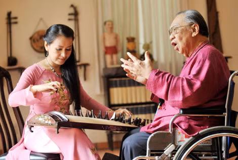 GS.TS Trần Văn Khê và nghệ sĩ đàn tranh Hải Phượng trong một buổi giảng giải, diễn tấu đàn tranh (ảnh Nguyễn Á).