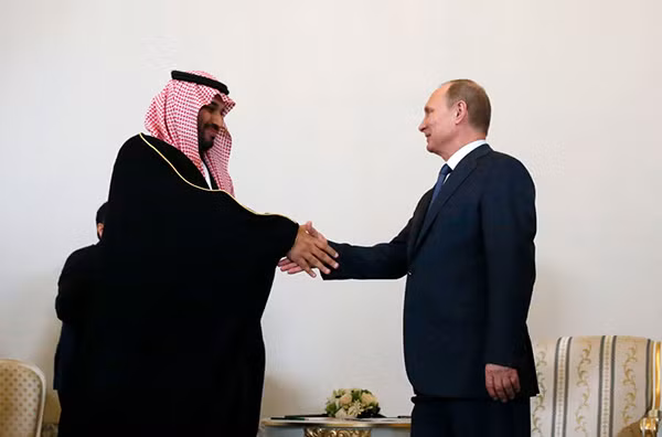 Tổng thống Nga Vladimir Putin tiếp đón Phó Hoàng Thái tử Mohammed Bin Salman.