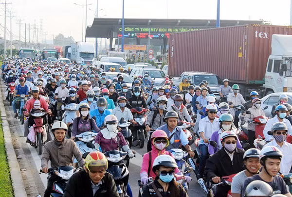 Cảnh kẹt xe khu vực trạm thu phí xa lộ Hà Nội thường xuyên.