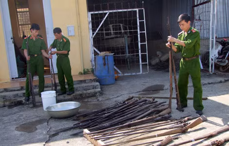 Công an huyện Đắk Glong thu gom, vận động nhân dân giao nộp vũ khí tự chế.