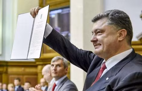 Tổng thống Ukraine Petro Poroshenko cho rằng, Hiệp ước Hợp tác về kinh tế và chính trị là bước đi đầu tiên để Ukraine tiến tới là thành viên Liên minh châu Âu.