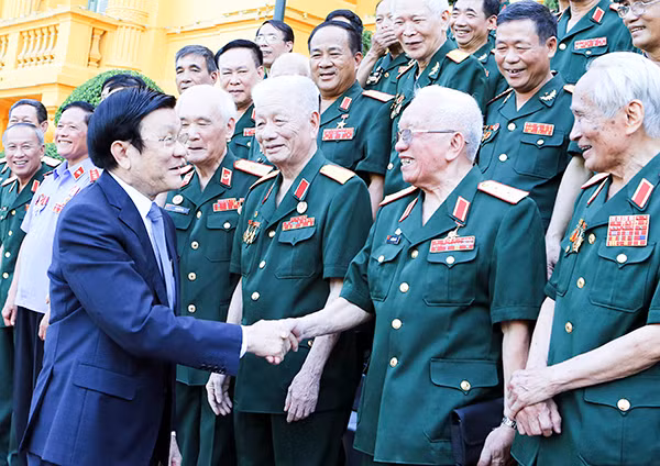 Chủ tịch nước Trương Tấn Sang với các đại biểu cựu chiến binh Mặt trận Tây Nguyên B3. Ảnh:TTXVN. Chủ tịch nước Trương Tấn Sang với các đại biểu cựu chiến binh Mặt trận Tây Nguyên B3. Ảnh:TTXVN.