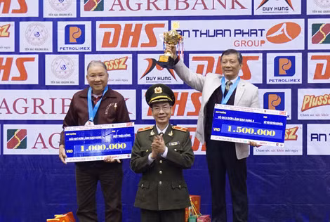 Thiếu tướng Phạm Văn Miên, Tổng biên tập Báo CAND, Phó Chủ tịch Liên đoàn Bóng bàn Việt Nam, Trưởng Ban tổ chức trao giải đơn nam lãnh đạo hạng A.