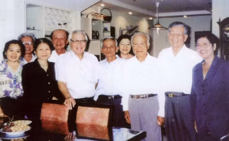 Trong lần giỗ đầu tiên của cha tôi sau Lễ cải táng (1998), có rất nhiều các chú, các bác đến dự tại nhà riêng của tôi: Võ Văn Kiệt, Mai Chí Thọ, Cao Đăng Chiếm, Võ Trần Chí, Huỳnh Việt Thắng, Nguyễn Võ Danh, Phan Văn Đáng… Trong ảnh: Người ngoài cùng (bìa phải) là má Hường của tôi - Một cựu tù Côn Đảo.