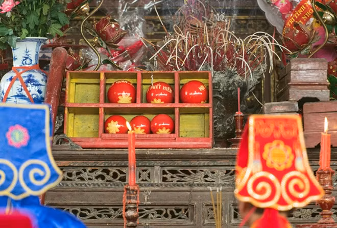 Mỗi hội phết thường có 3 quả chúi, 3 quả phết. Tục truyền, nếu ai đó bị quả phết, quả chúi rơi vào đầu thì chỉ cần đưa vào cung cấm, cầu cúng là tai qua nạn khỏi. Còn ai đó may mắn cướp được quả phết, quả chúi thì năm đó họ và gia đình cùng thôn xóm gặp được may mắn.