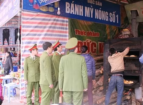 Đoàn kiểm tra nhắc nhở cửa hàng sử dụng củi để làm bánh mỳ.