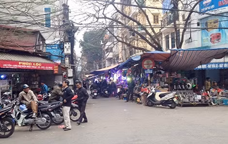 Chợ Trời là điểm buôn bán lớn hàng hóa trôi nổi tại Hà Nội.