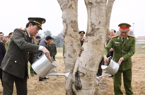 Bộ trưởng Trần Đại Quang trồng cây lưu niệm.