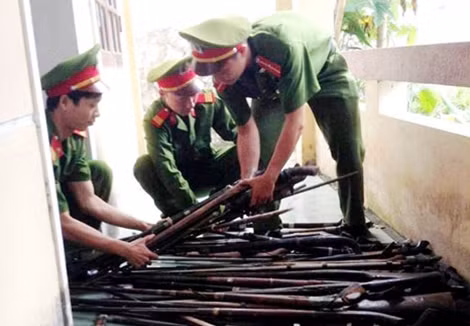 Công tác vận động quần chúng giao nộp vũ khí luôn được Công an huyện Kỳ Sơn chú trọng.