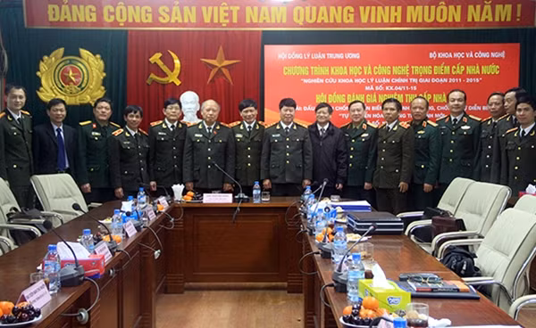 Thứ trưởng Bùi Văn Nam và các đại biểu dự buổi nghiệm thu.