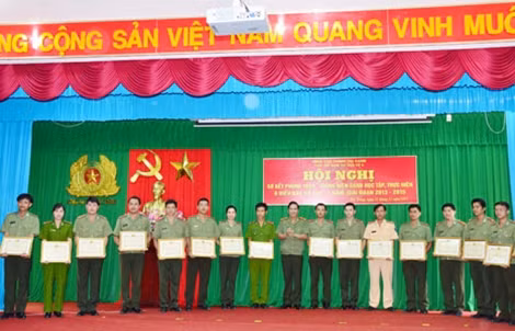 Lãnh đạo Công an tỉnh Sóc Trăng khen thưởng các cá nhân có thành tích xuất sắc trong trào thi đua.