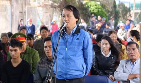 Anh Đoàn với vết thương trên mắt phải tại phiên tòa.
