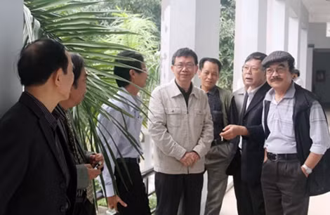 Các nhà văn tham dự trại viết Cửa Lò (Nghệ An) do NXB Công an nhân dân tổ chức 2015.