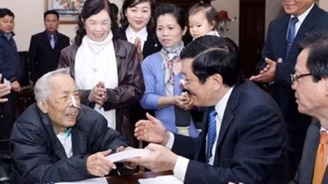 Lãnh đạo Đảng và Nhà nước đến thăm nhà viết kịch Học Phi.
