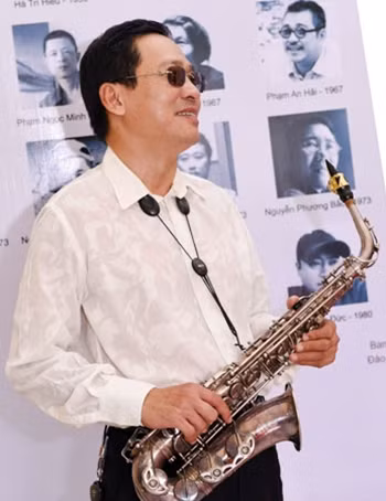 Nguyễn Ngọc Tuấn chơi kèn tại khai mạc triển lãm tranh Tam Bạc, sự kiện lớn của giới mỹ thuật, hội tụ hoạ sĩ 4 thành phố, 31/10/2015.