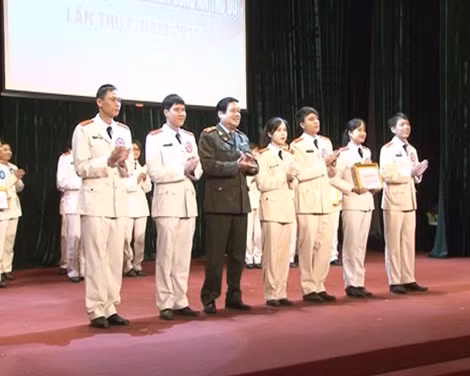 Thiếu tướng Lưu Quang Hợi trao giải Nhất cho Đội đến từ các đơn vị khối trực thuộc xây dựng lực lượng và hậu cần.