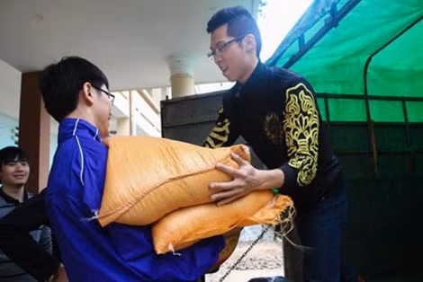 "Xuân về no ấm 2015" tặng gạo các em học sinh Lào Cai.