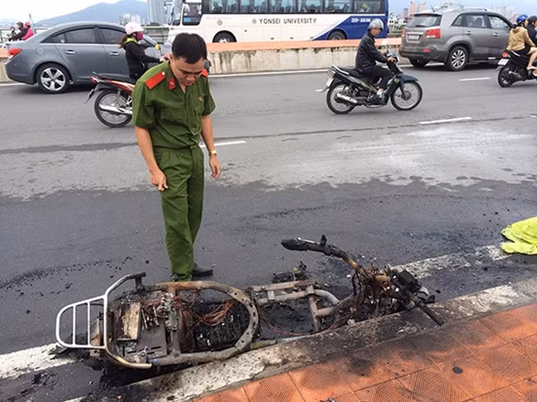 Hiện trường vụ cháy xe máy điện trên cầu Rồng vào chiều ngày 31-12.